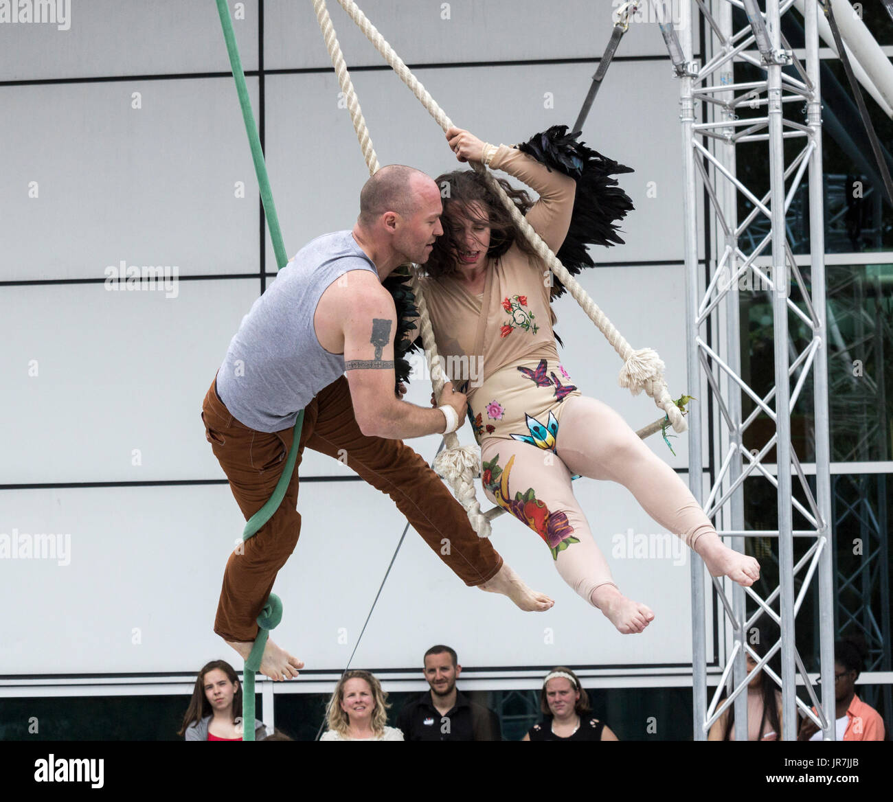 Stockton on Tees, Inghilterra, Regno Unito. Il 4° agosto 2017. Regno Unito: Meteo luminoso e arieggiato per il primo giorno del trentesimo Sockton International Riverside festival. Nella foto: Newton la scala di spettacolo di danza aerea in centro città. Credito: ALAN DAWSON/Alamy Live News Foto Stock