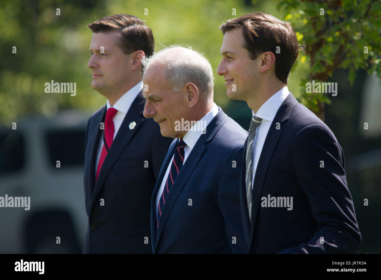 Washington, Stati Uniti d'America. Il 4° agosto 2017. Casa bianca aiutanti Rob Porter (L) e Jared Kushner (R) il fianco di recente nominato Capo di Stato Maggiore gen. John Kelly mentre la voce a bordo uno marino, Venerdì, 4 agosto 2017. Credito: Michael Candelori/Alamy Live News Foto Stock