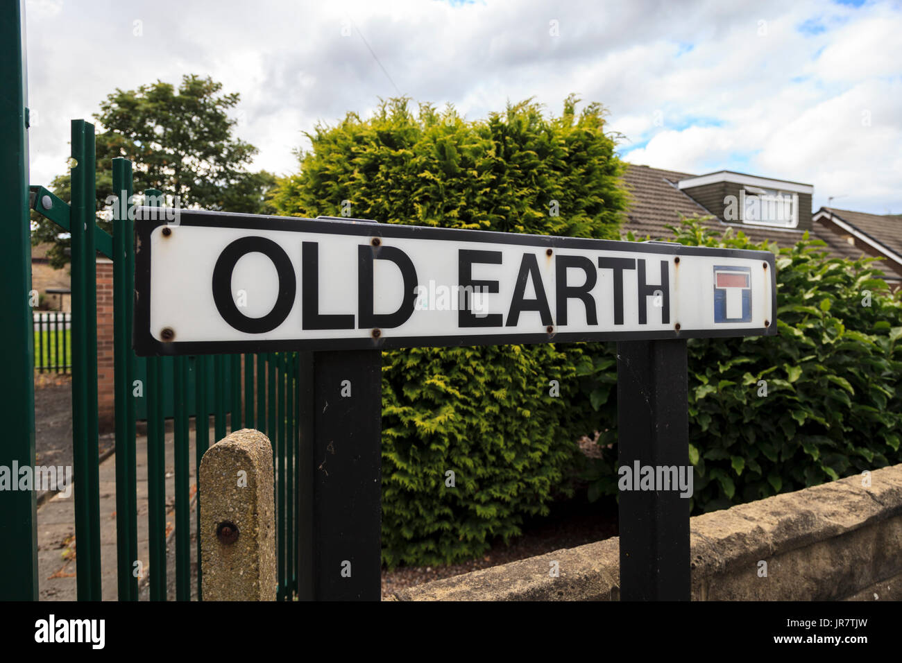 Insolito cartello stradale per la Vecchia Terra in Elland, Halifax, West Yorkshire Foto Stock