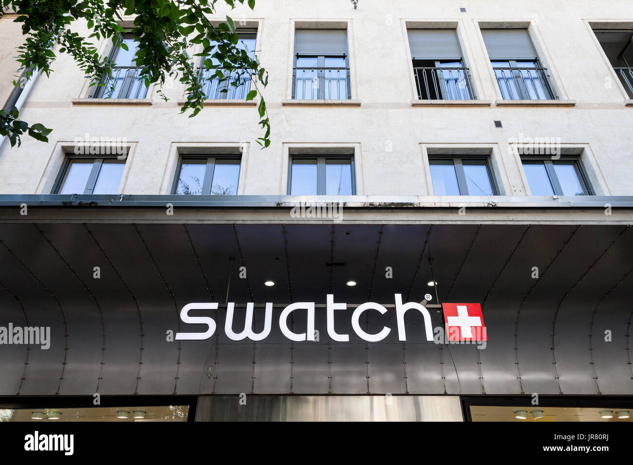 Ginevra, Svizzera - 19 giugno 2017: Swatch logo sul magazzino principale  della marca a Ginevra. Swatch è uno dei più famosi produttori di orologi in  Swi Foto stock - Alamy