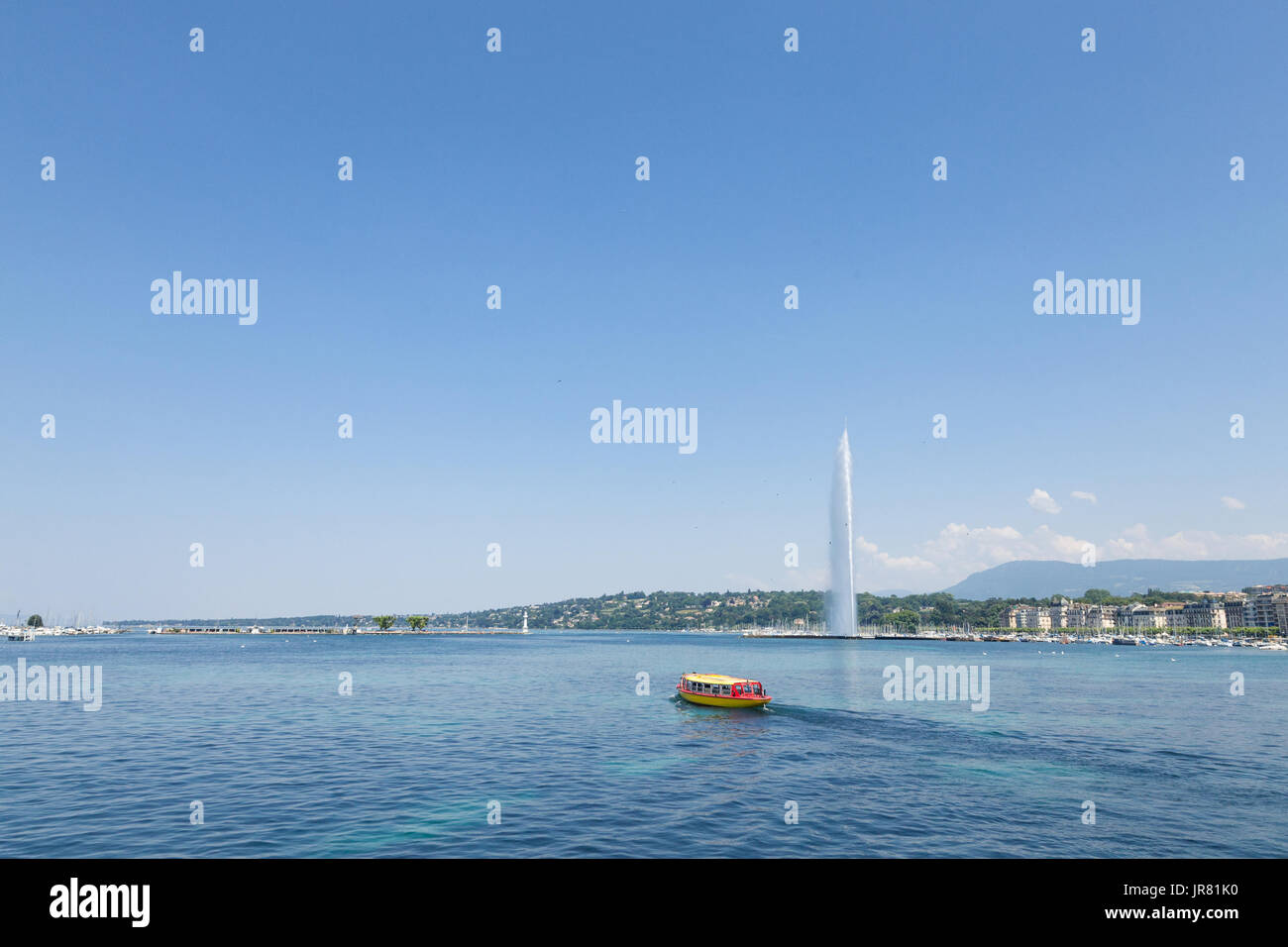 Ginevra è il monumento principale e punto di riferimento del Jet d'Eau (getto d'acqua), presa in un pomeriggio estivo con un cielo blu. Ginevra è uno dei più grandi financial pl Foto Stock