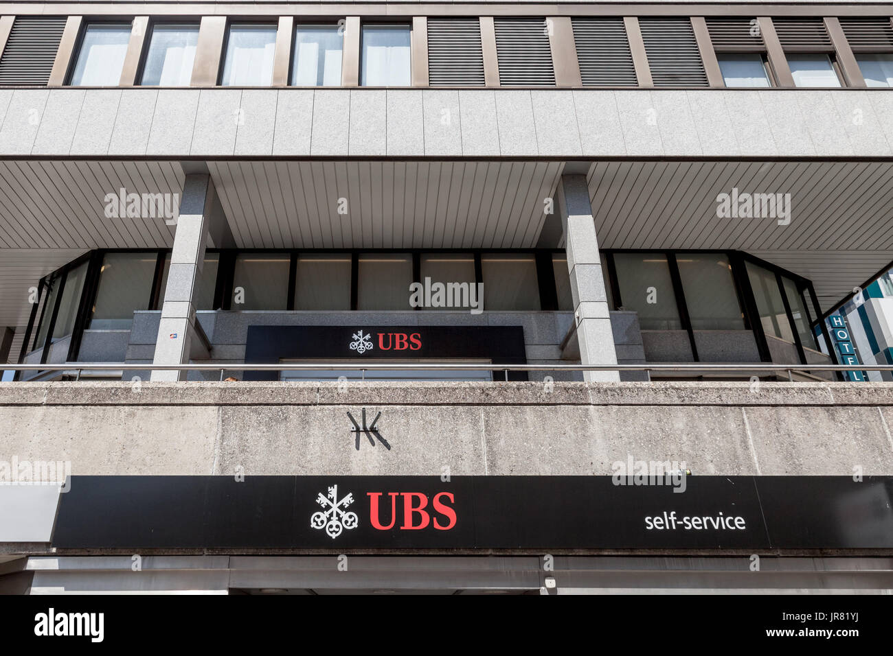 Ginevra, Svizzera - 19 giugno 2017: la filiale locale di UBS (Union Bank Svizzera) a Ginevra. UBS è una delle principali banche del paese, famoso per Foto Stock