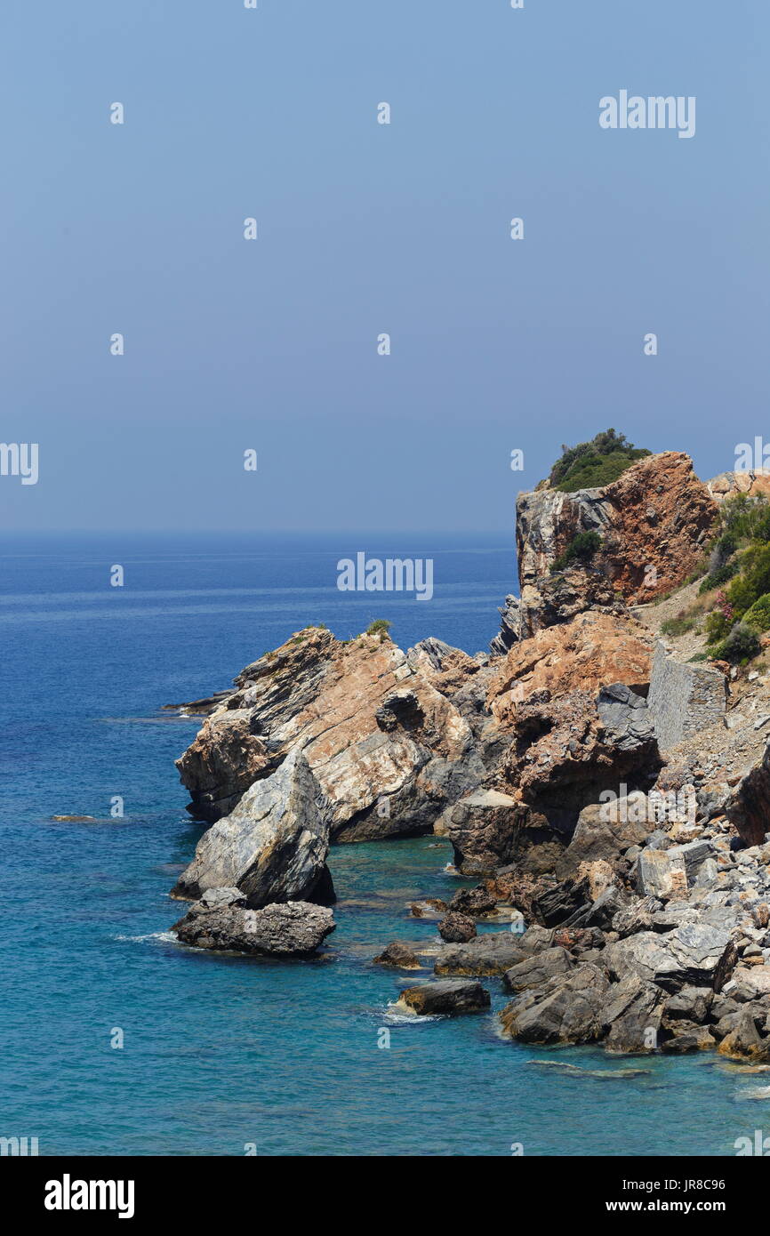 Colpo verticale di pittoresca rocce in mare Foto Stock