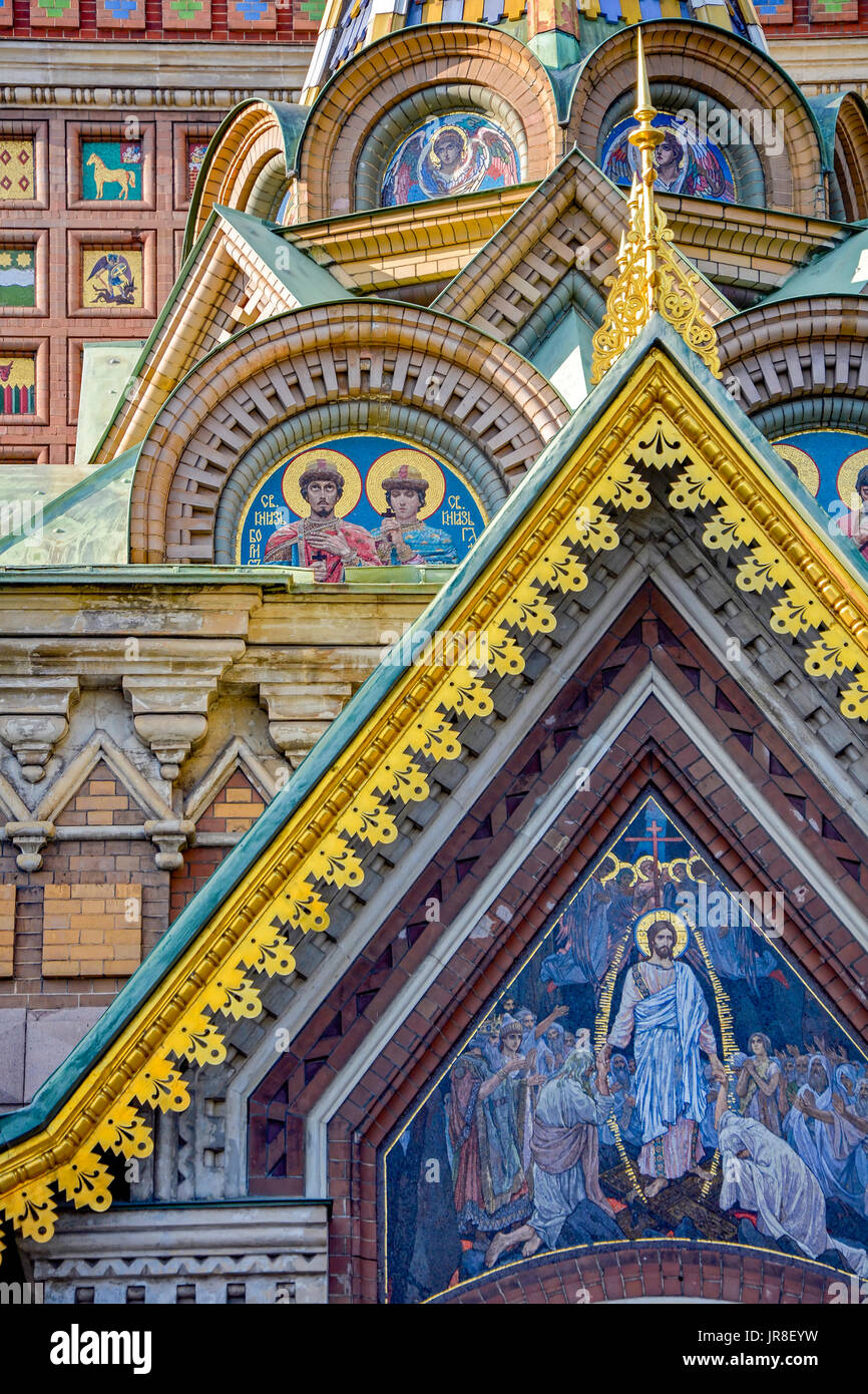 Dettagli della facciata del Salvatore sul Sangue versato cattedrale con le sue cupole dorate e caratteristica architettura a San Pietroburgo, Russia Foto Stock
