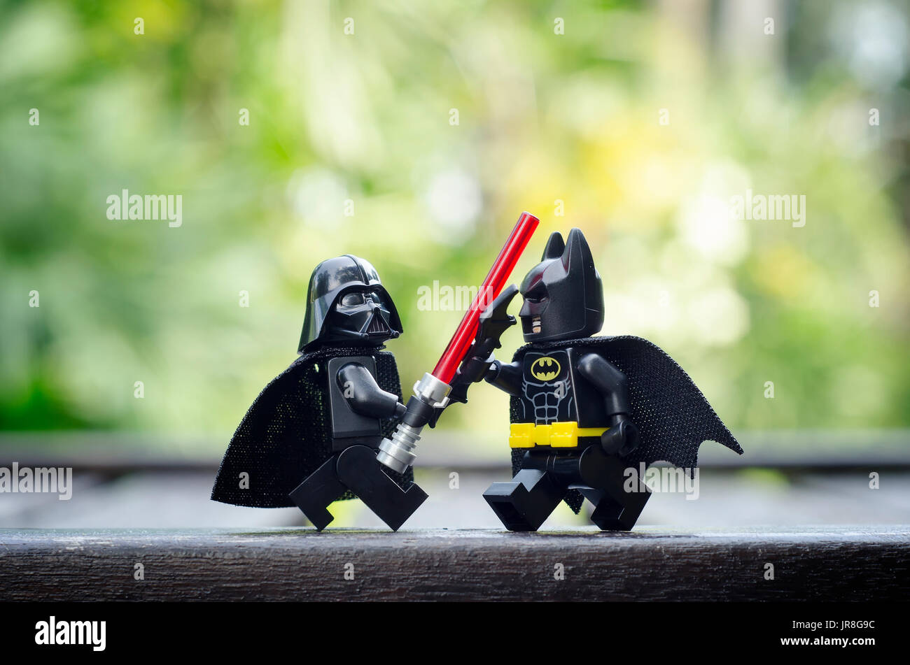 Darth Vader lotta contro Batman minifigures Foto Stock