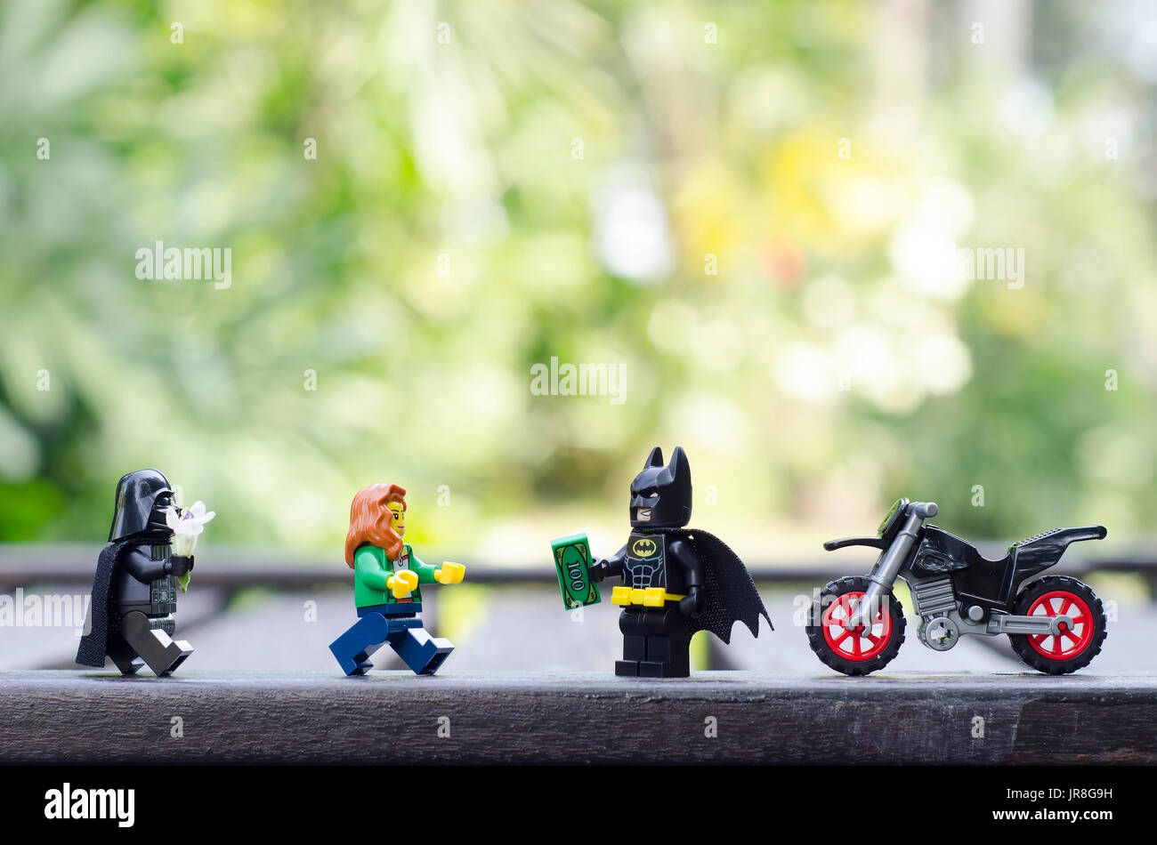 Lego darh vader e batman flirtare con donne Foto Stock