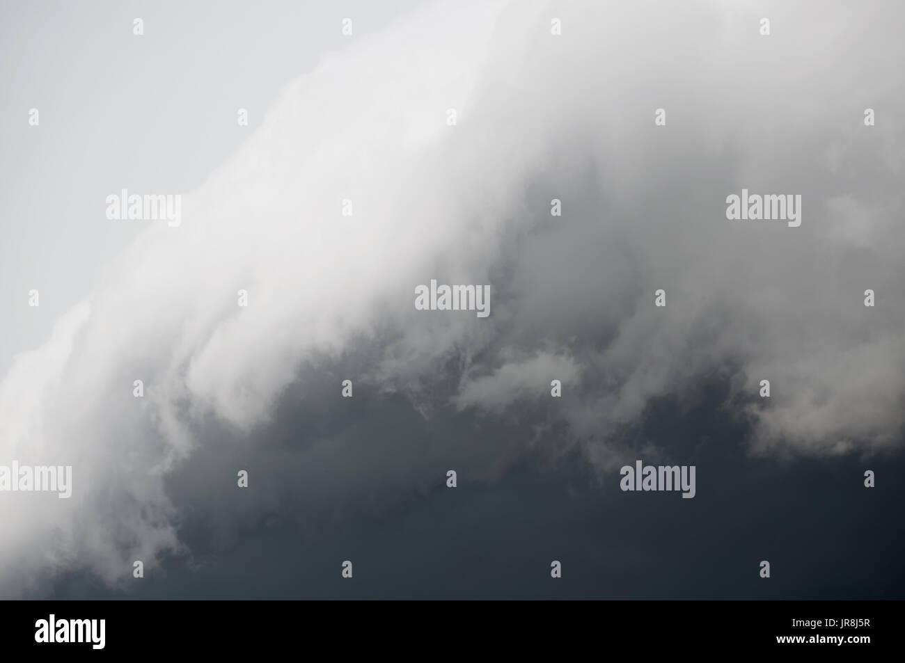 Grigio tempesta drammatico nuvole nel cielo durante il giorno prima della tempesta Foto Stock