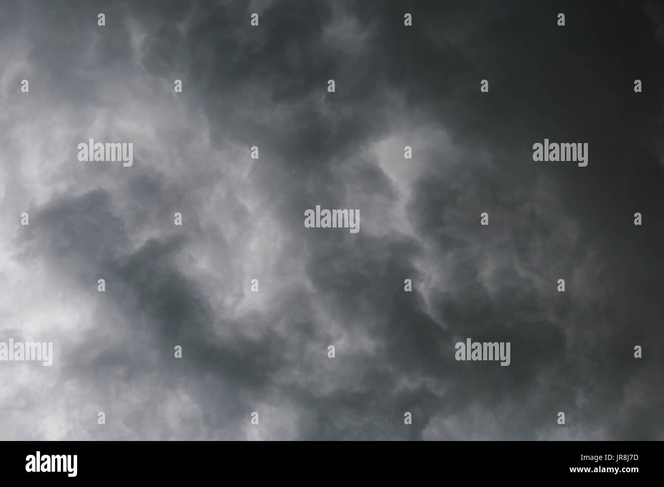 Grigio tempesta drammatico nuvole nel cielo durante il giorno prima della tempesta Foto Stock