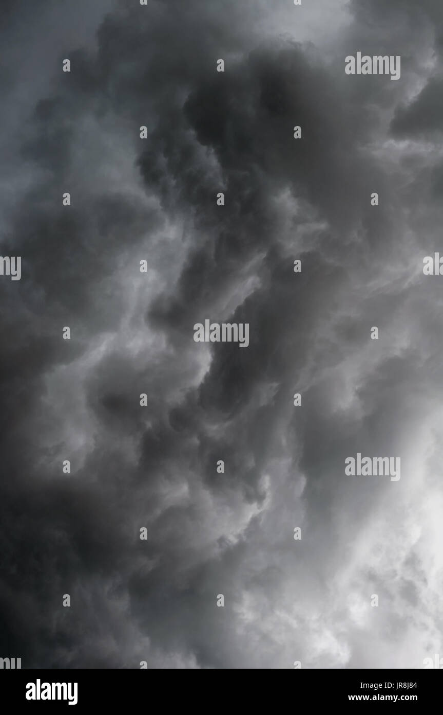 Grigio tempesta drammatico nuvole nel cielo durante il giorno prima della tempesta Foto Stock