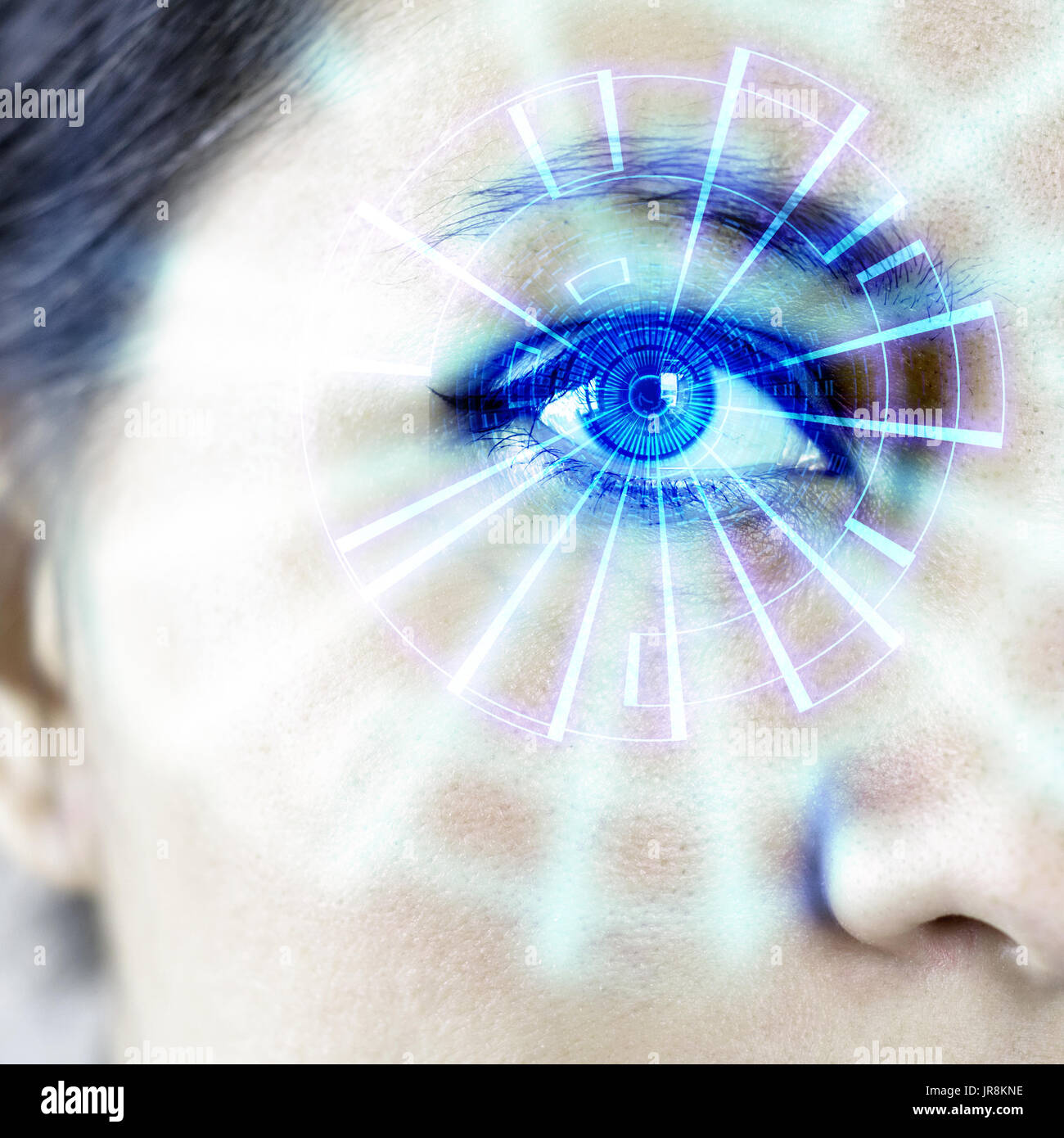 Dagli occhi blu donna con un cyborg aumentata sovrapposizione grafica che mostra un luminoso display HUD concept Foto Stock