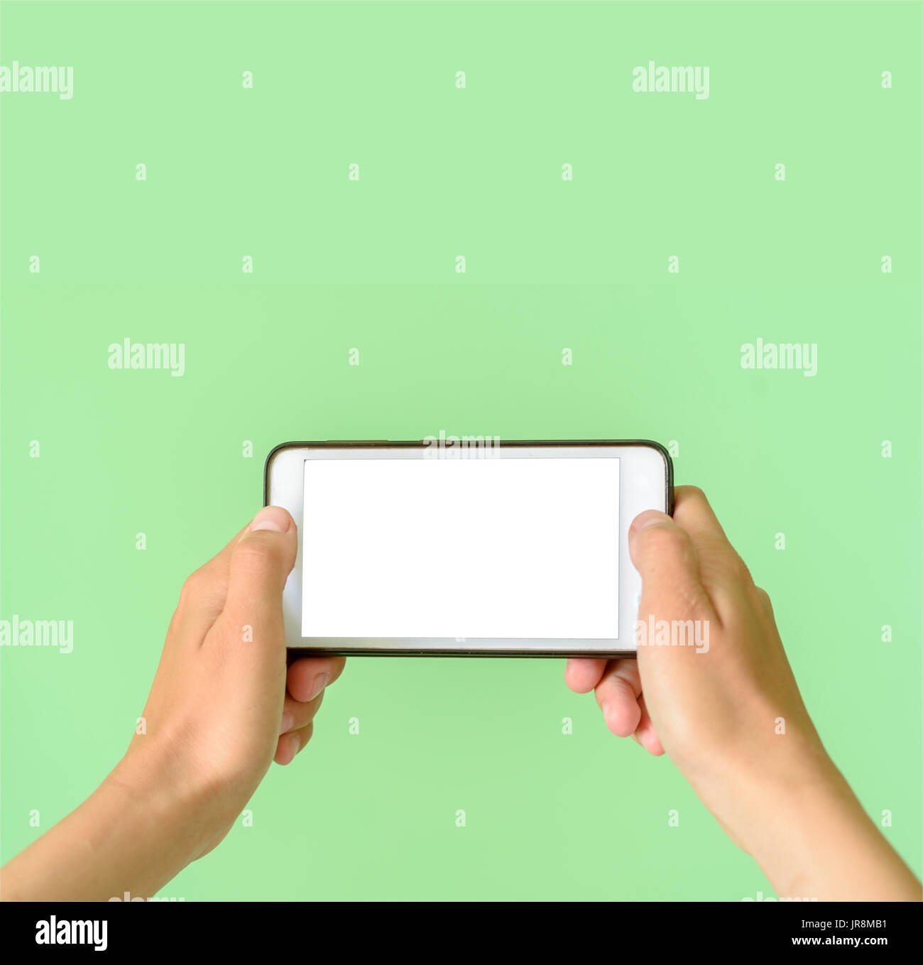 Il modello di una donna in possesso di un dispositivo smart tablet o telefono con tracciato di ritaglio per le sovrapposizioni Foto Stock