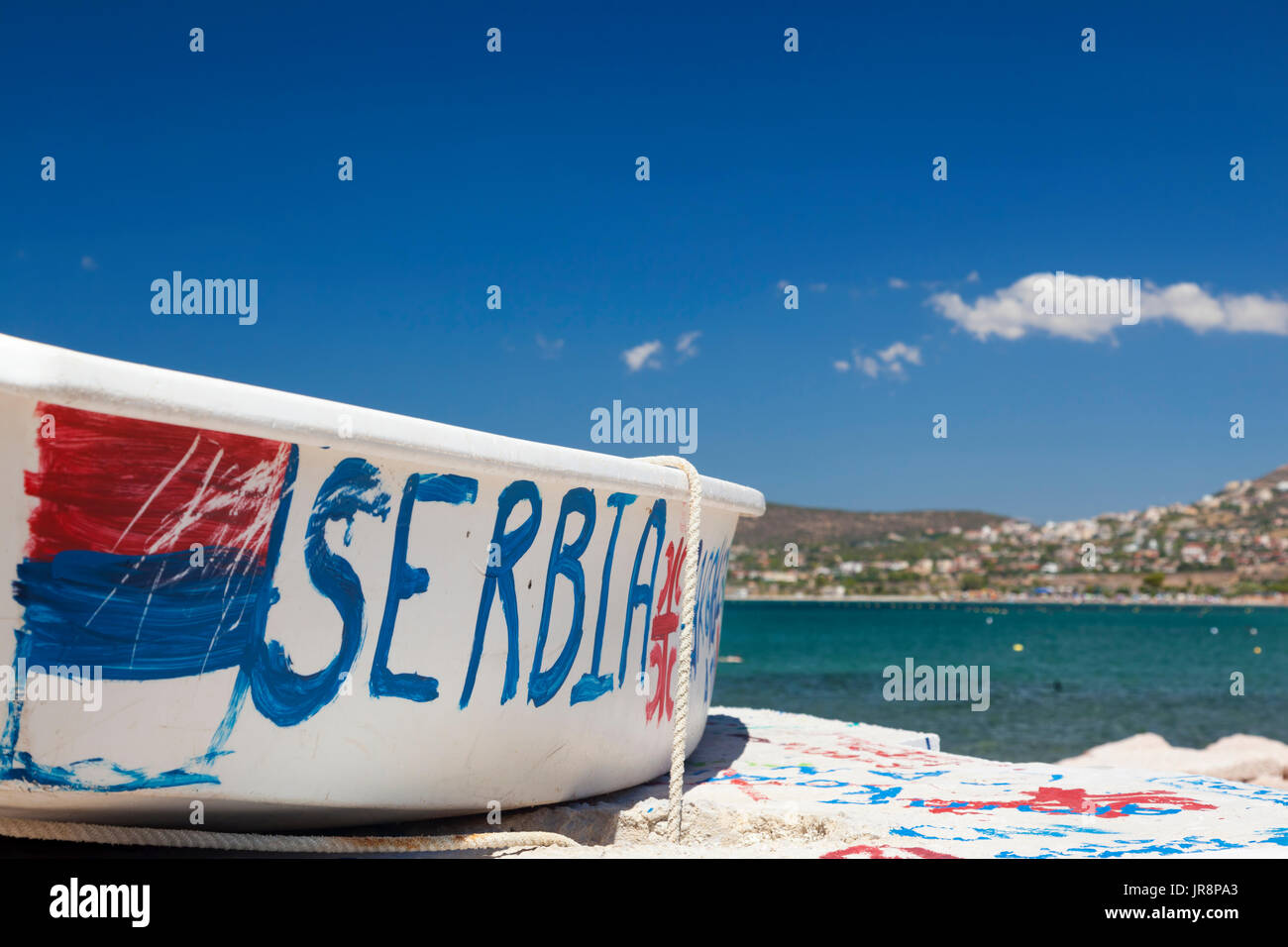 Barca da pesca con il nome e la bandiera della Serbia. Foto Stock