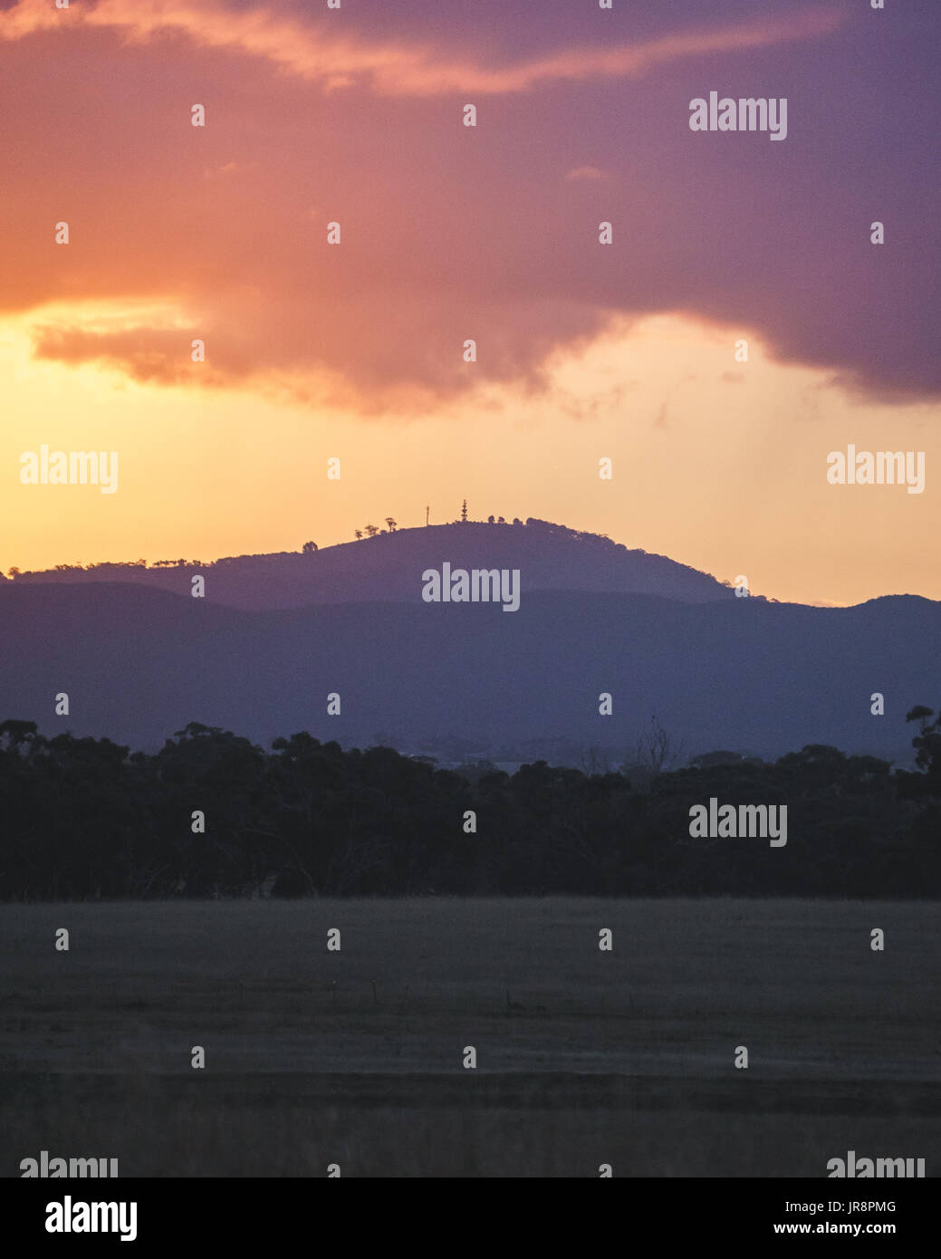 Tourist seduto sulla roccia con una bellissima alba presso i balconi nel Parco Nazionale di Grampians, Victoria, Australia. Foto Stock