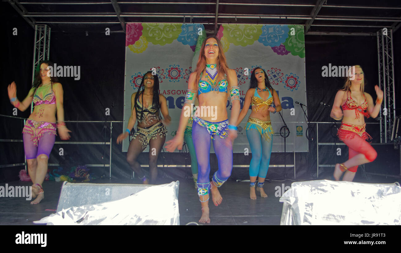 Glasgow mela brasiliana ballerini della ventola sul palco di Kelvingrove Park Foto Stock
