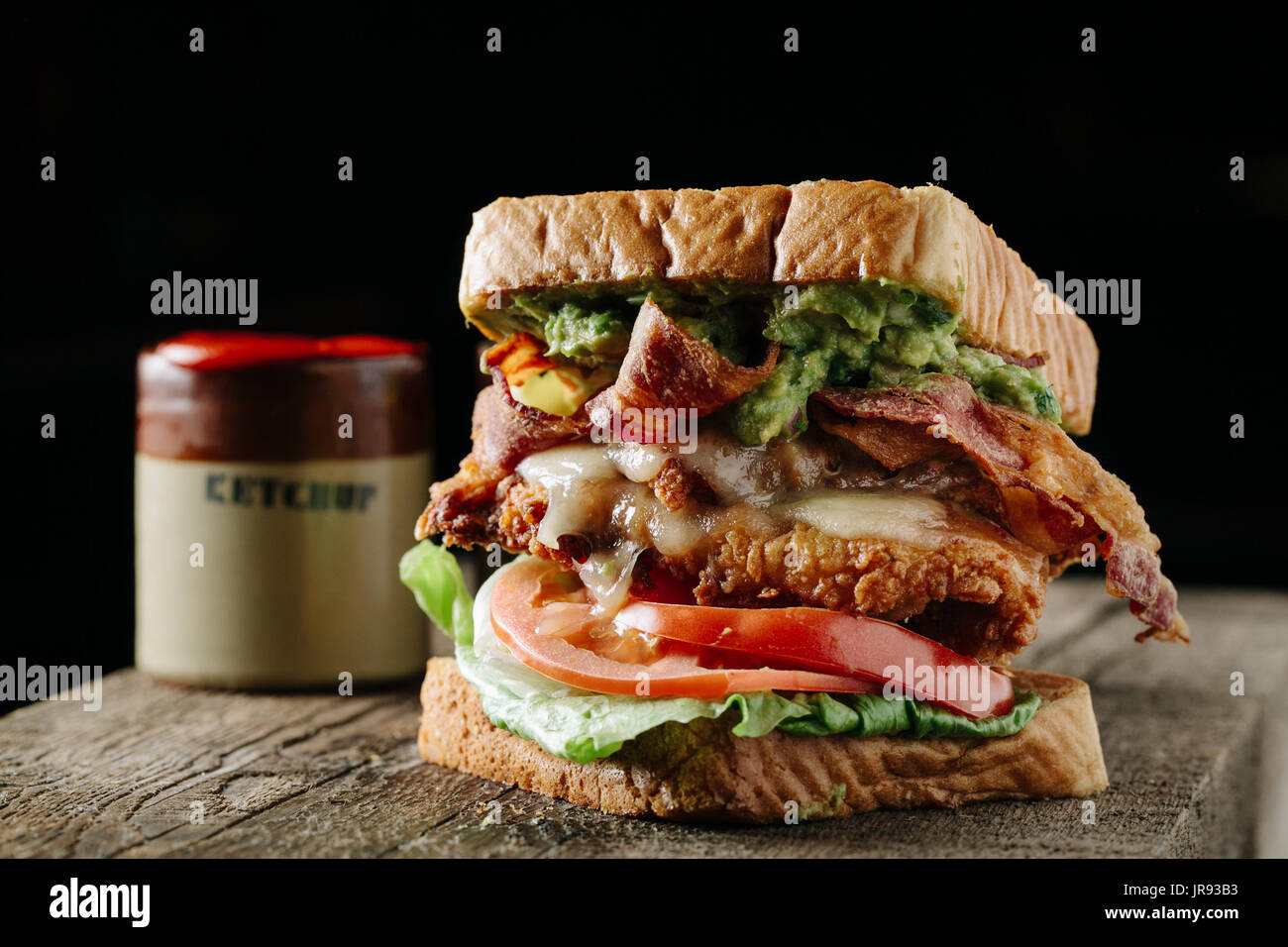 Lo stile del sud BLT sandwich su sfondo scuro Foto Stock