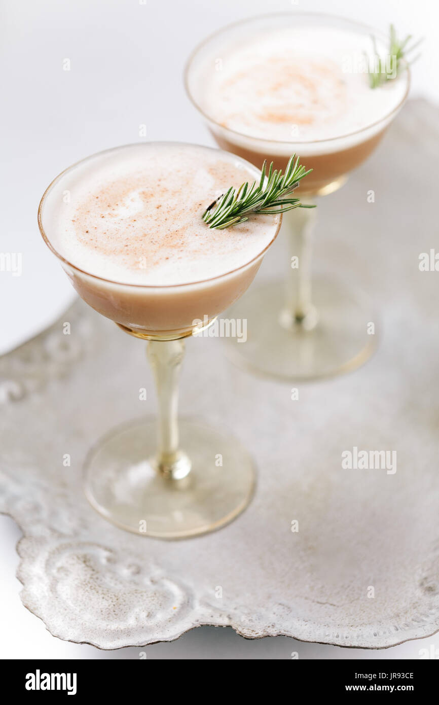 Cioccolato cocktail cremoso guarnito con rosmarino Foto Stock