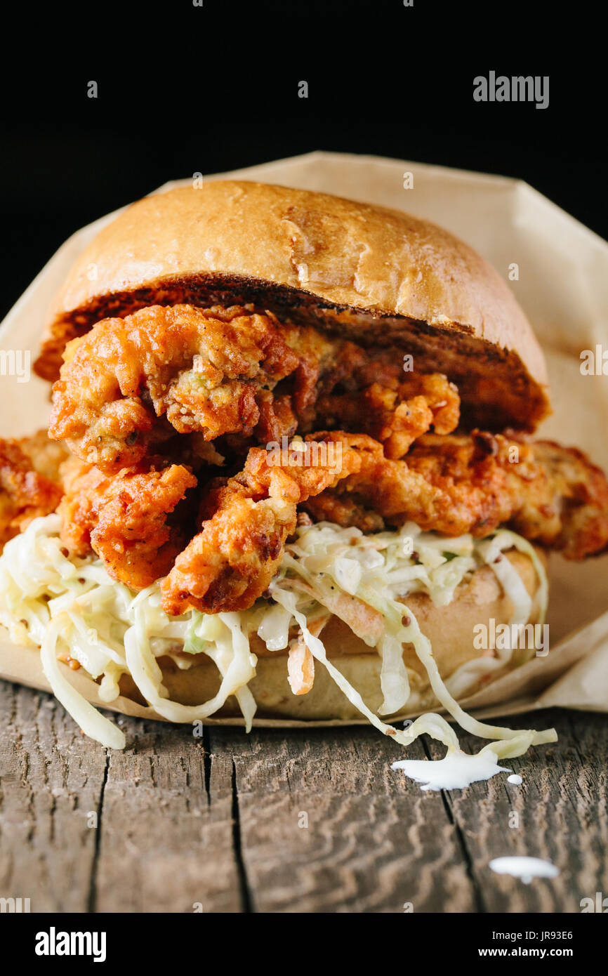 Fried Chicken sandwich stile meridionale su sfondo scuro Foto Stock