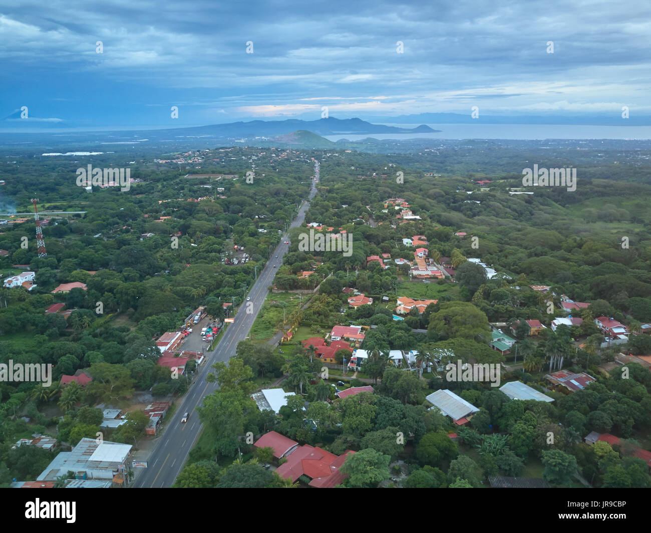 Strada che conduce alla città di Managua in Nicaragua. Autostrada sull'america centrale il paesaggio vista aerea Foto Stock