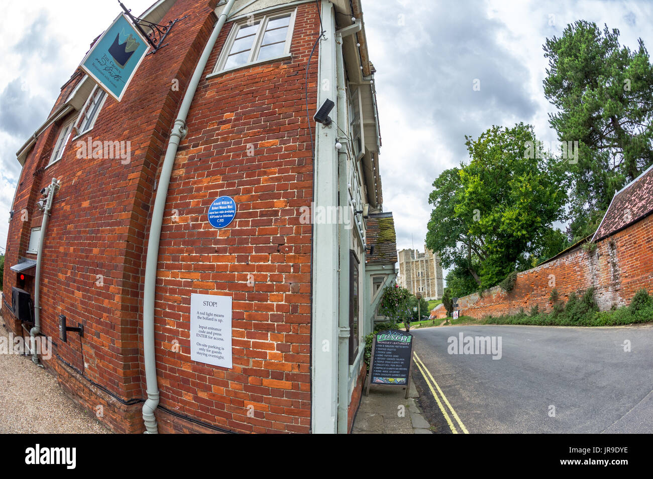 La corona e il pub castello a Orford,Suffolk. Foto Stock
