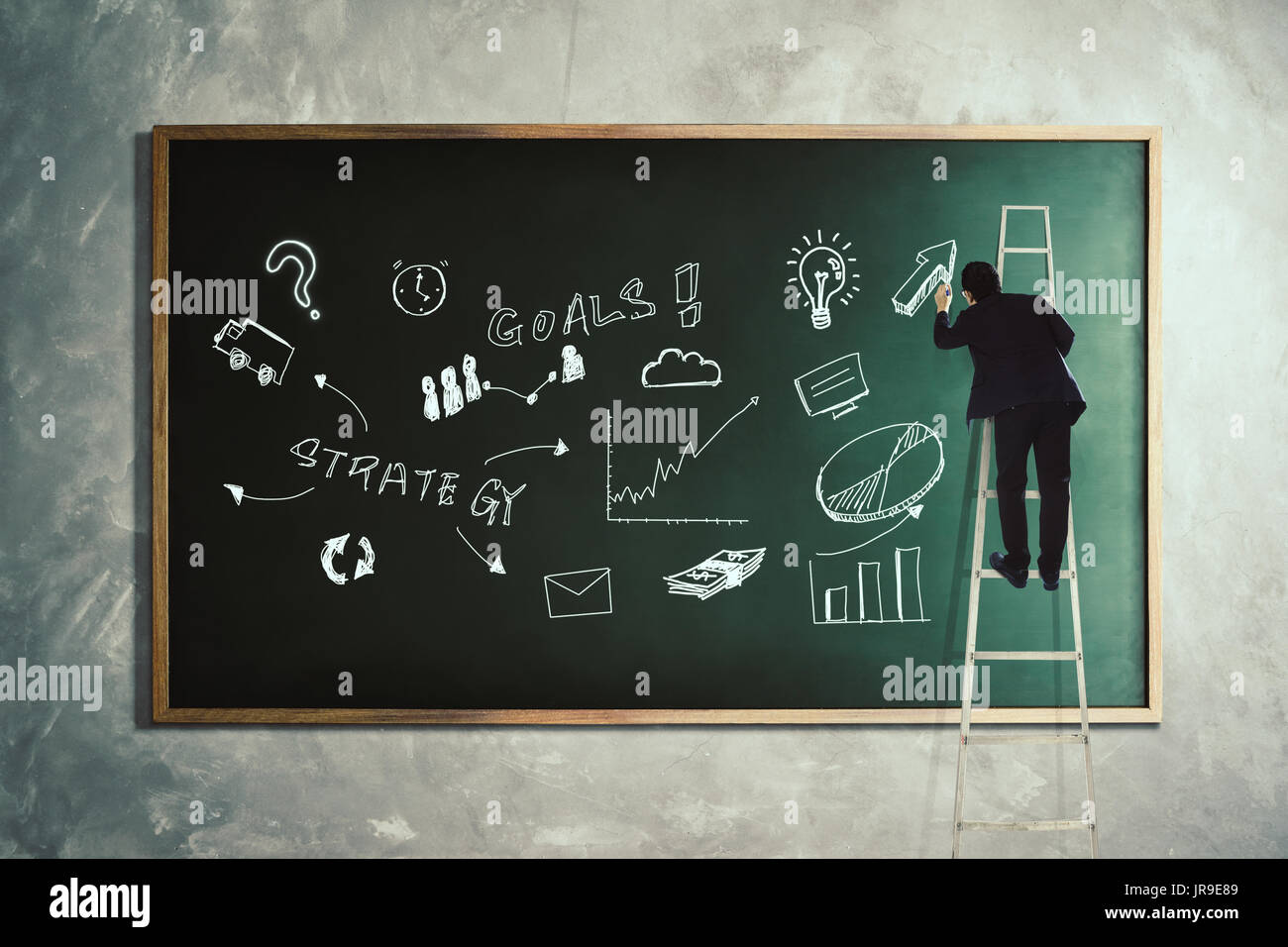 Gli uomini lo sviluppo di disegno grafico strategia sulla lavagna . Foto Stock