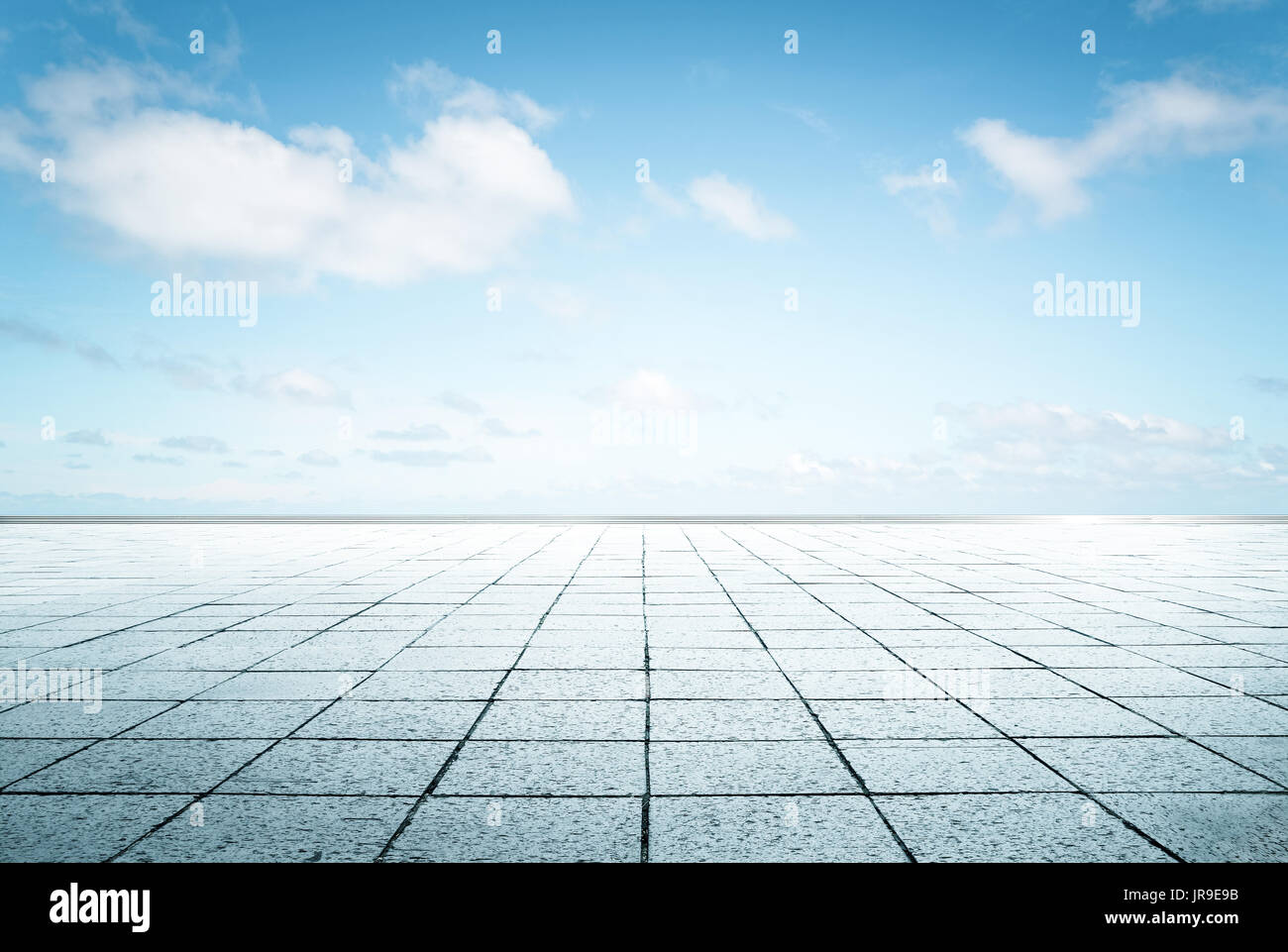 Pavimento vuota nella parte anteriore del cielo blu . Foto Stock