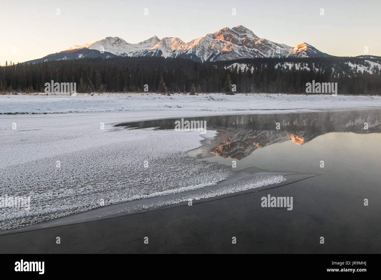 Luce dorata sulla cima di una montagna durante un tramonto croccante Foto Stock