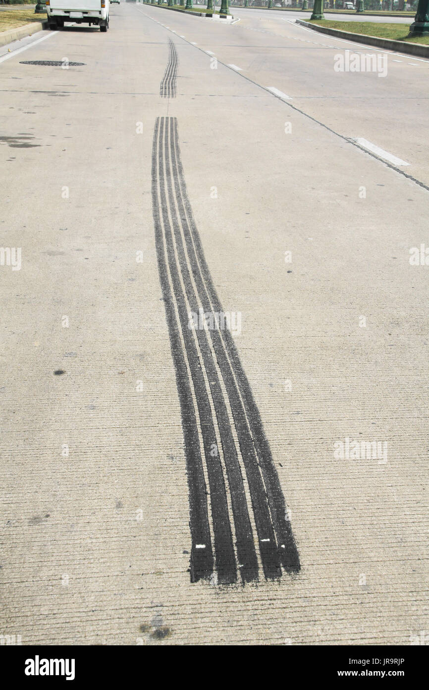 Pista nera del freno pneumatico su strada concreta Foto Stock