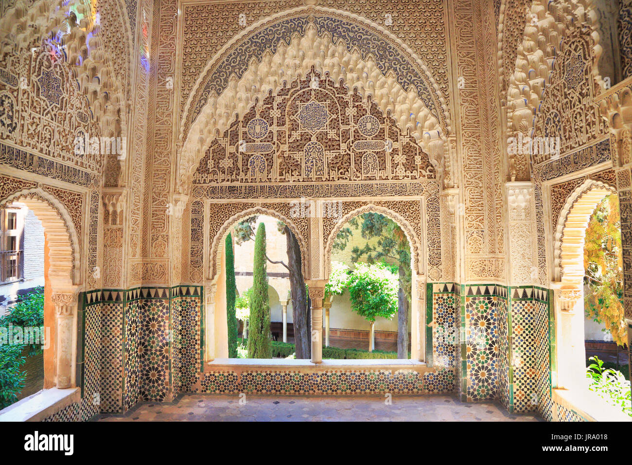 GRANADA, Spagna - 28 giugno 2017: architettura moresca del Palazzo Nasrin, l'Alhambra di Granada, Andalusia, Spagna, Europa. Foto Stock