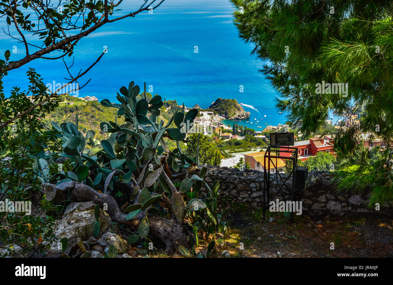 Una vista panoramica da una rupe sopra Isola Bella, una piccola isola del Mar Ionio al di fuori della Sicilia nel comune di Taormina Italia Foto Stock