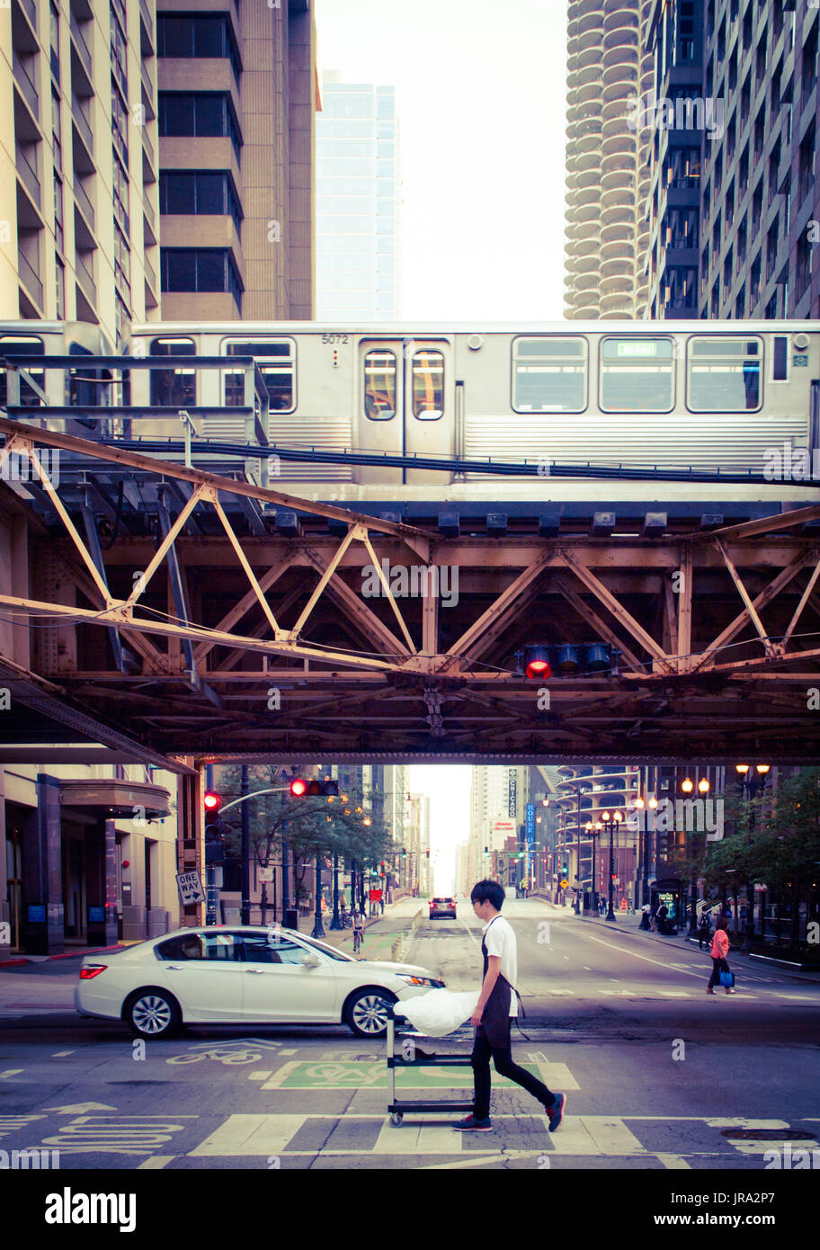 Una vista del Chicago 'L' in treno, guardando verso il basso Dearborn Street da Lake Street, Chicago, Illinois. Foto Stock