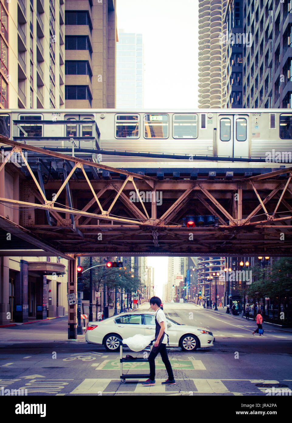 Una vista del Chicago 'L' in treno, guardando verso il basso Dearborn Street da Lake Street, Chicago, Illinois. Foto Stock