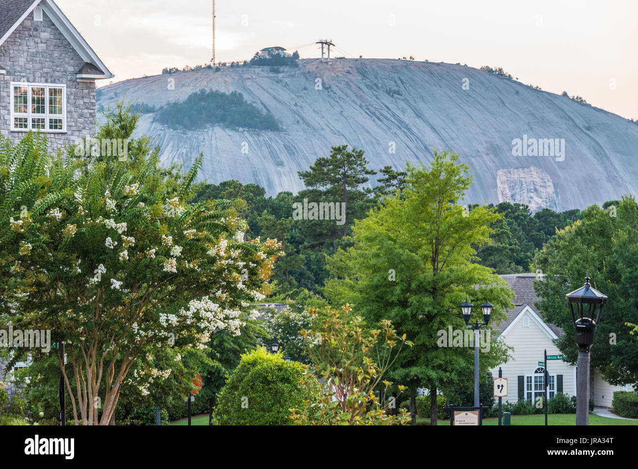 Vista della montagna di pietra sopra le molle del Parco comunità in Metro Atlanta, Georgia, Stati Uniti d'America. Foto Stock