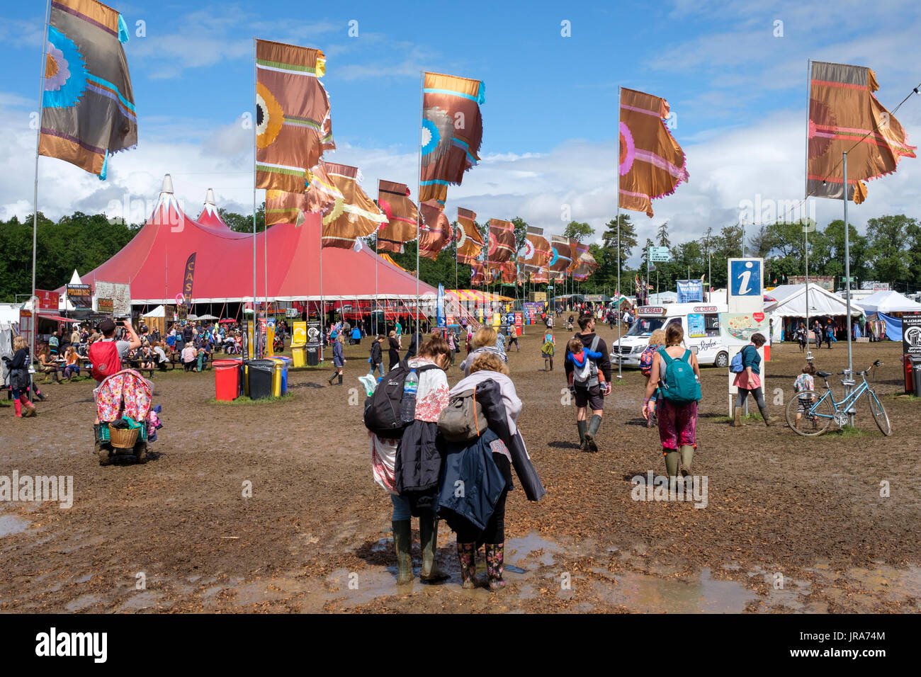 La scena della folla e la grande tenda rossa, Womad Festival, Charlton Park di Malmesbury, Wiltshire, Inghilterra, luglio 30, 2017 Foto Stock