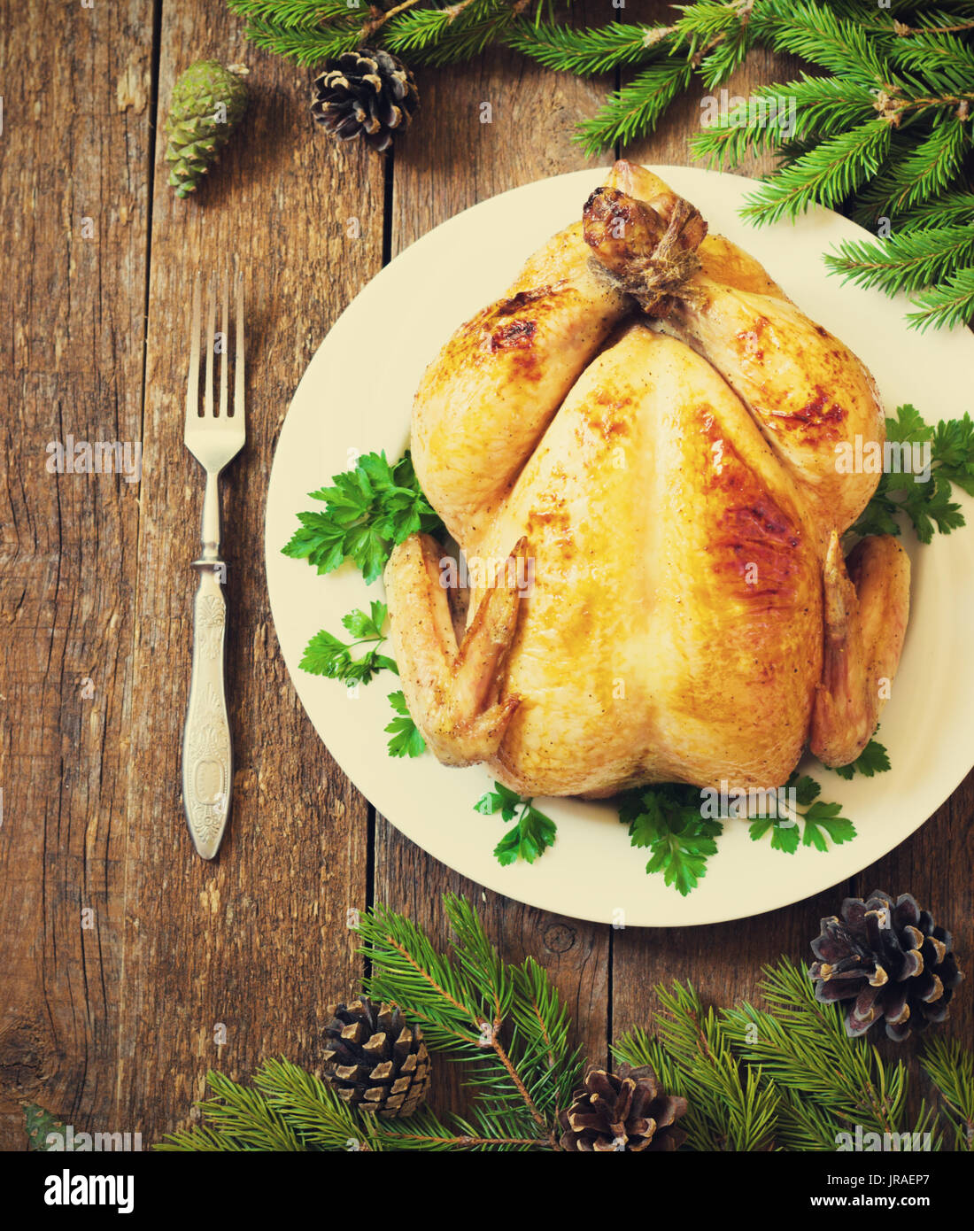 Tutto il pollo arrosto sul nuovo anno di tavolo in legno tonificante Foto Stock