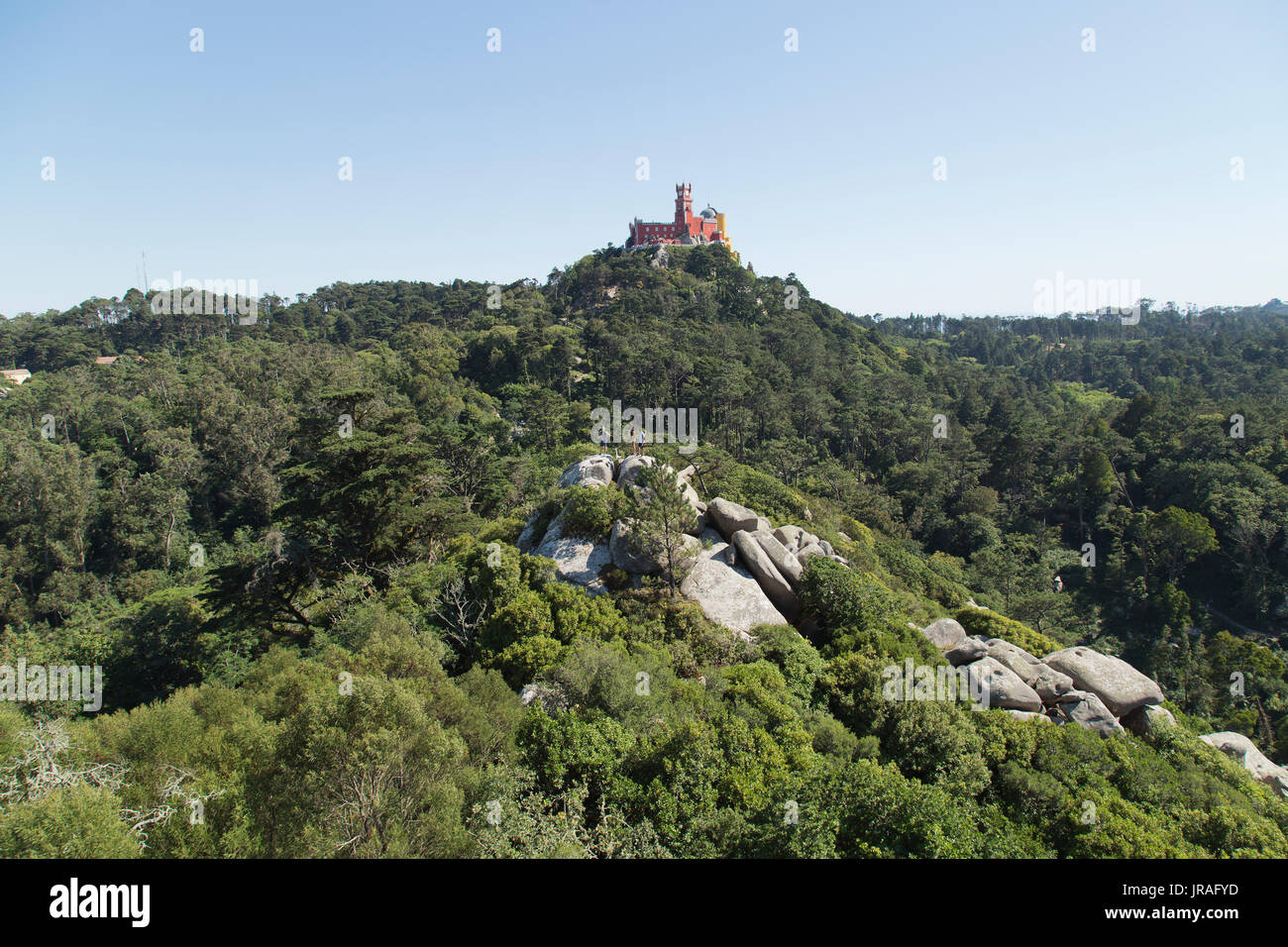 Palazzo Nazionale della pena in intra wth tousists sulle rocce in Portogallo Foto Stock