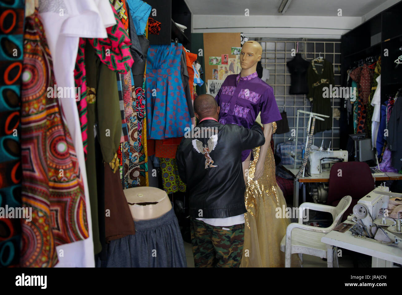 Local designer di moda il montaggio di un manichino Foto Stock
