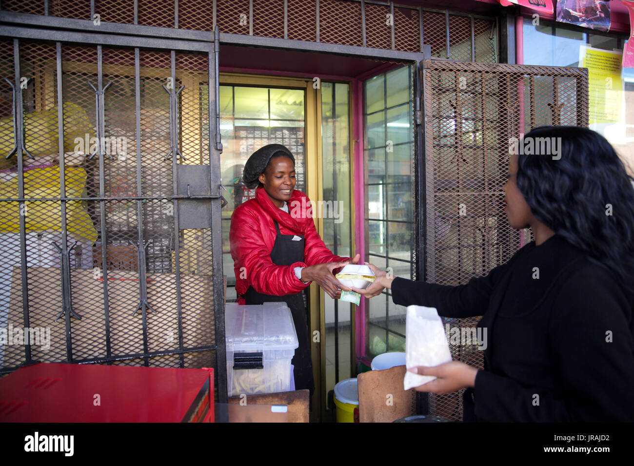 Local business donna che serve cibo Foto Stock