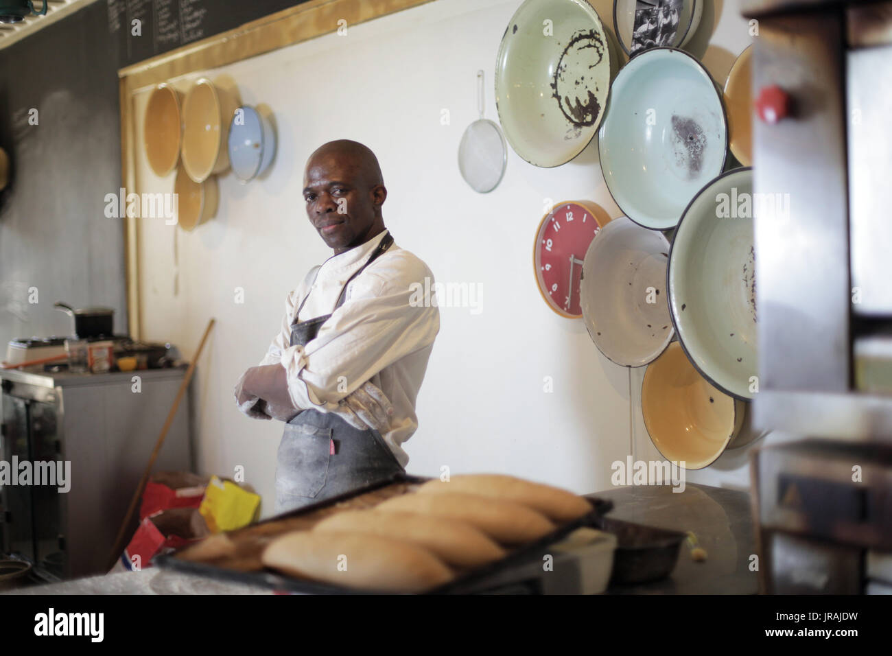Baker lavora in cucina commerciale Foto Stock