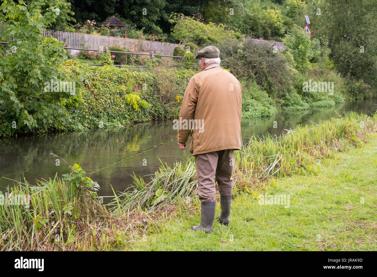 Pescatore a mosca la pesca sul fiume Test, Wherwell Pesca di Trote , Andover, Hampshire, Inghilterra, Regno Unito. Foto Stock