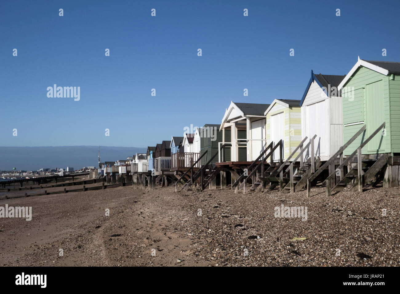 Cabine sulla spiaggia, a Thorpe Bay, vicino a Southend-on-Sea, Essex, Inghilterra Foto Stock