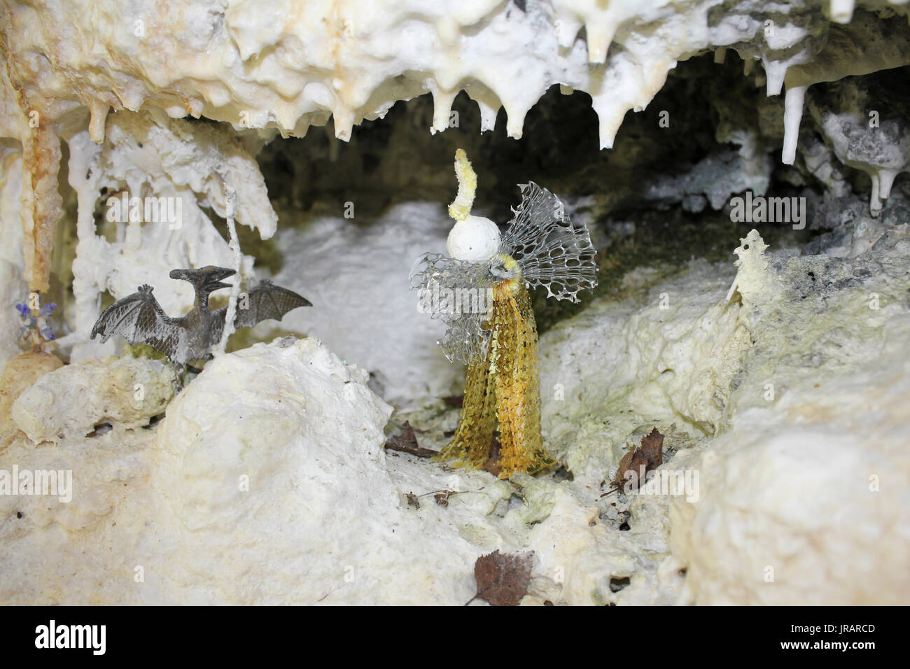 Grotta di fata, grotte di calcare, sporgenza boscosa Heap di calce accanto Minera cava, Galles Foto Stock