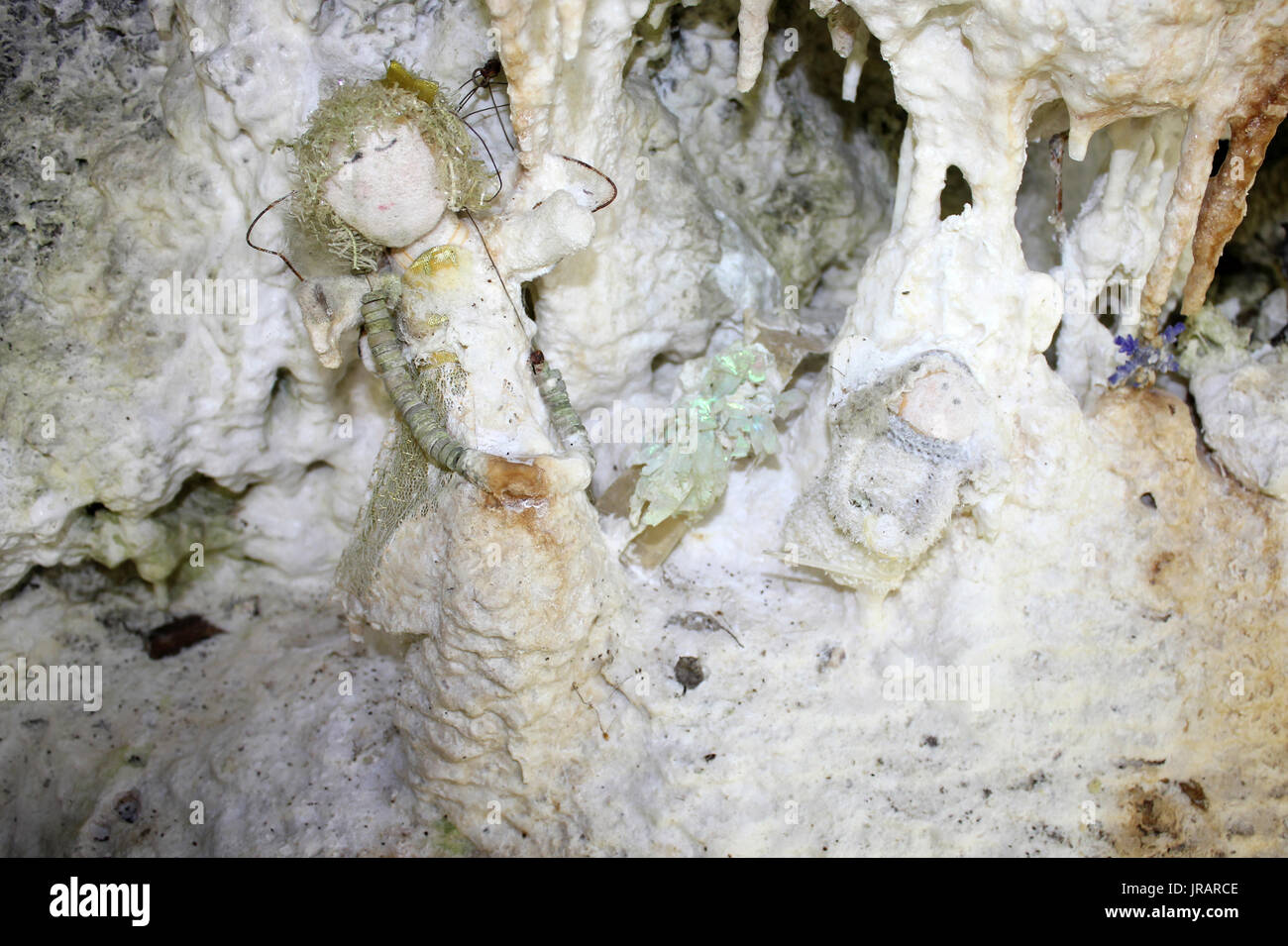 Grotta di fata, grotte di calcare, sporgenza boscosa Heap di calce accanto Minera cava, Galles Foto Stock