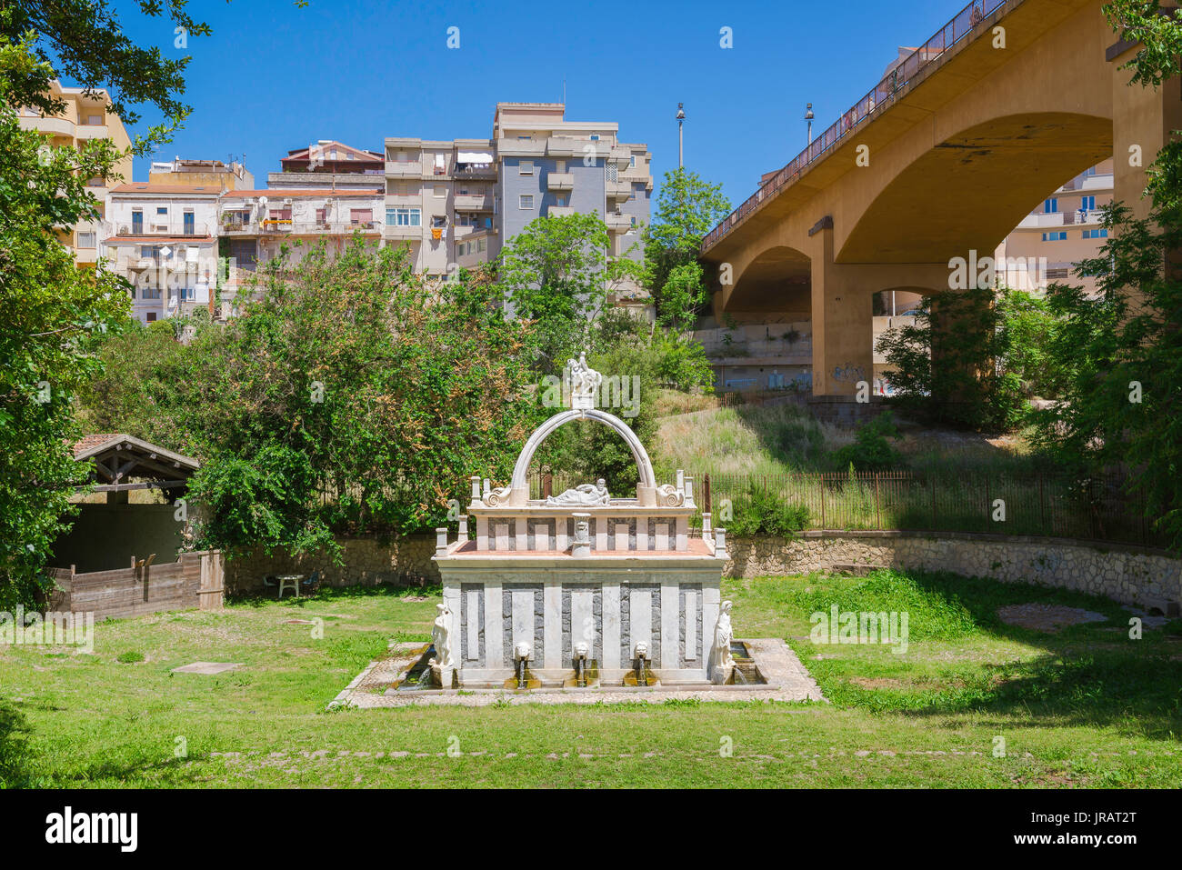Sassari Sardegna fontana, costruito nel 1606 la Fonte Rosello è un singolare monumento rinascimentale che una volta serviva come un fuoco di vita locale di Sassari. Foto Stock