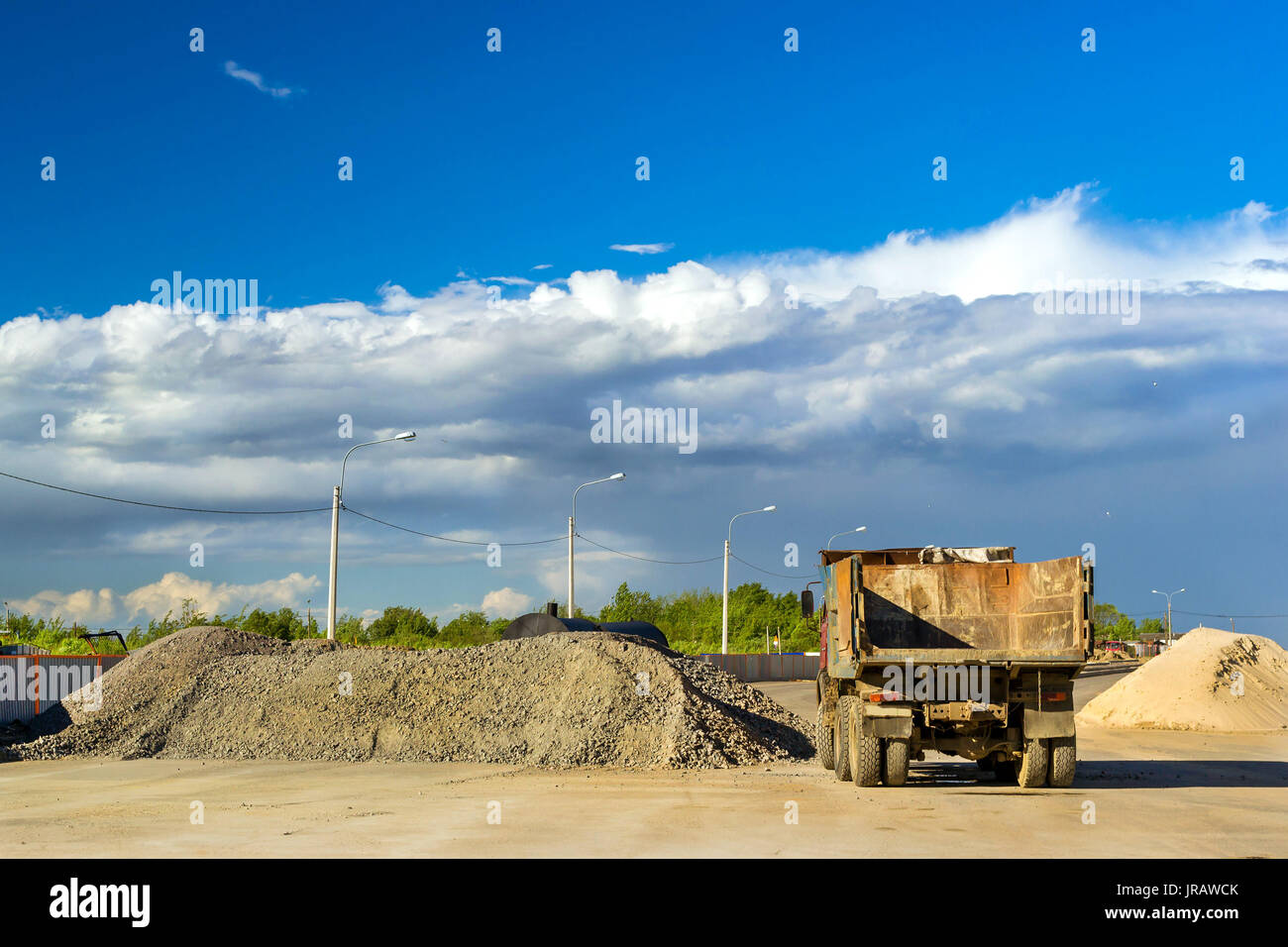 Heavy carrello vuoto è in attesa del caricamento della ghiaia. Costruzione di alta velocità tangenziale intorno Krasnoe Selo, San Pietroburgo. Macchina pesante equipm Foto Stock