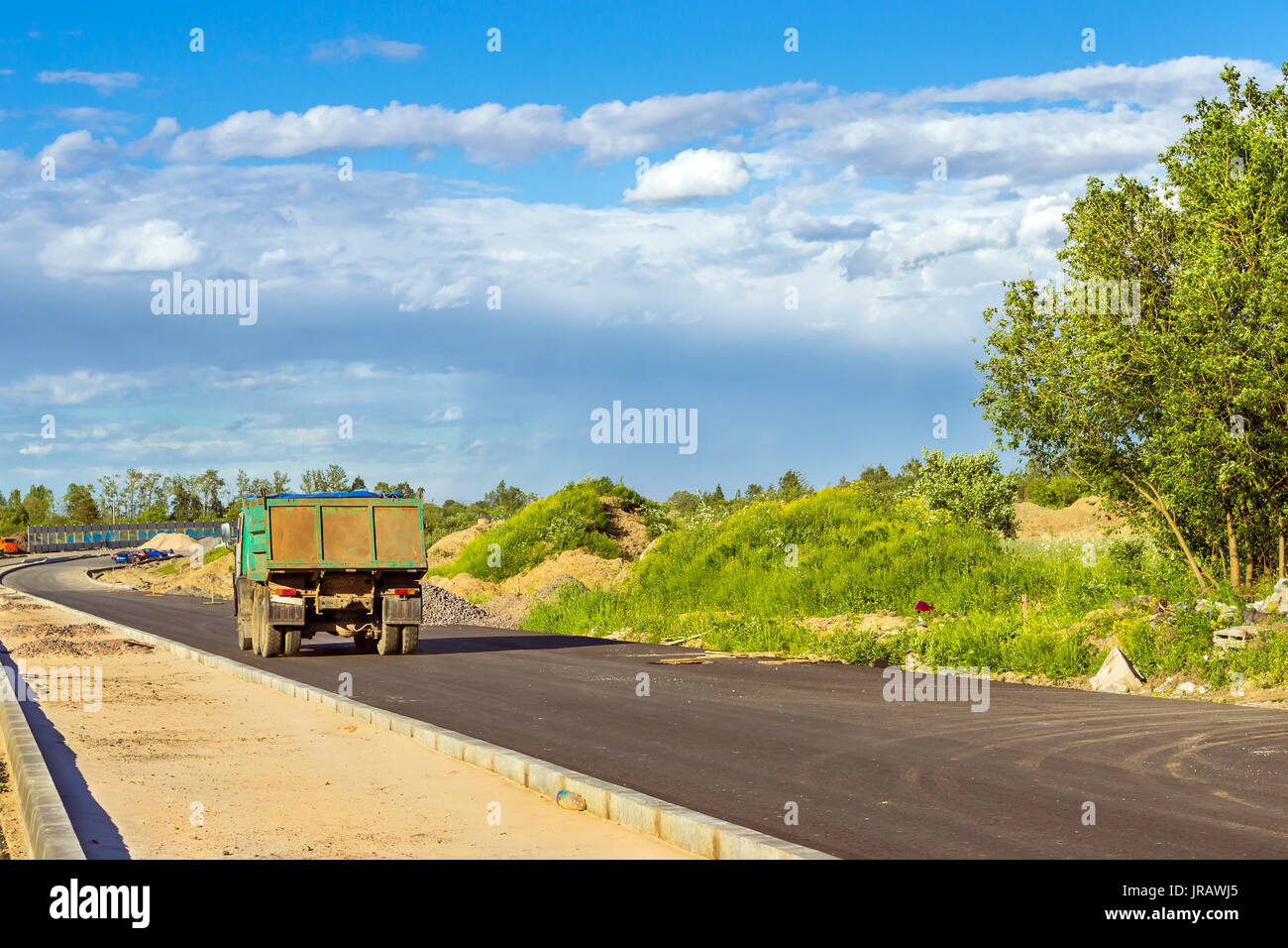 Autocarro pesante sulla costruzione di alta velocità tangenziale intorno Krasnoe Selo, San Pietroburgo. Macchina pesante attrezzatura per civile Edilizia industriale Foto Stock
