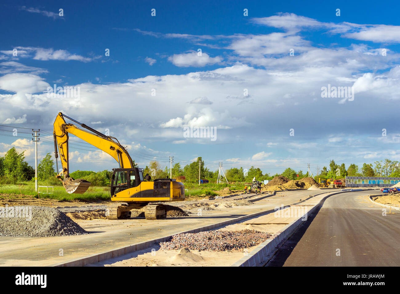 Escavatore cingolato benna di scavo per la costruzione di alta velocità tangenziale intorno Krasnoe Selo, San Pietroburgo. Macchina pesante attrezzatura per excavati Foto Stock