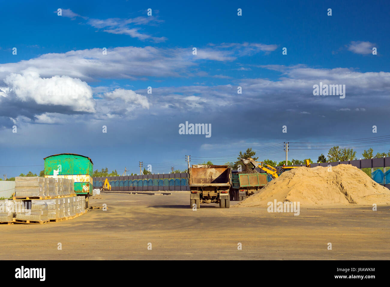 Heavy carrello vuoto è in attesa del caricamento della ghiaia. Costruzione di alta velocità tangenziale intorno Krasnoe Selo, San Pietroburgo. Macchina pesante equipm Foto Stock