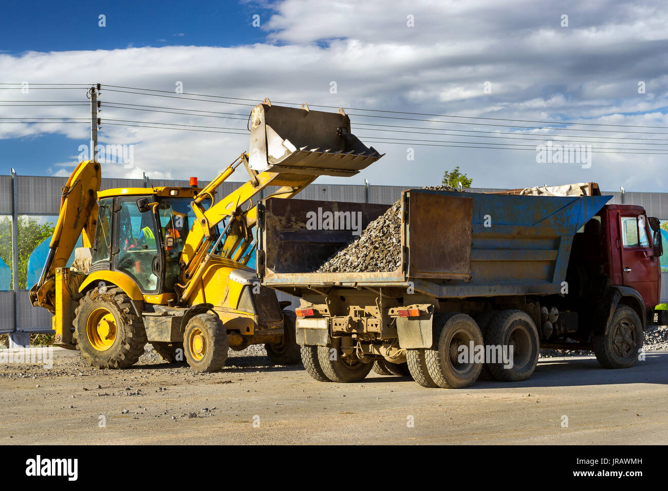 Pesanti carichi del trattore carrello con macerie utilizzando la benna. Costruzione di alta velocità tangenziale intorno Krasnoe Selo, San Pietroburgo. Industriali pesanti mac Foto Stock