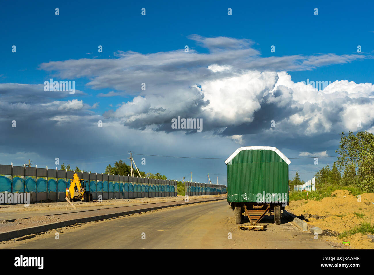 Capannone di lavoro rimorchio per i lavoratori. Costruzione di alta velocità tangenziale intorno Krasnoe Selo, San Pietroburgo. Macchina pesante attrezzatura di scavo Foto Stock