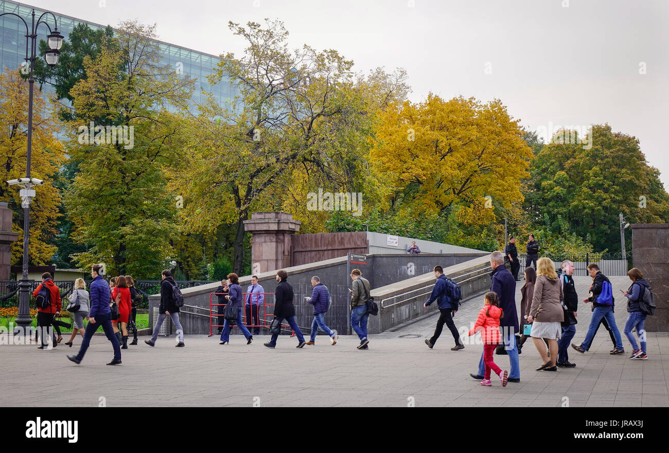 Mosca, Russia - Ott 3, 2016. Persone che camminano in autunno park a Mosca, in Russia. Mosca è la capitale e la città più popolosa della Russia, con 13,2 milli Foto Stock